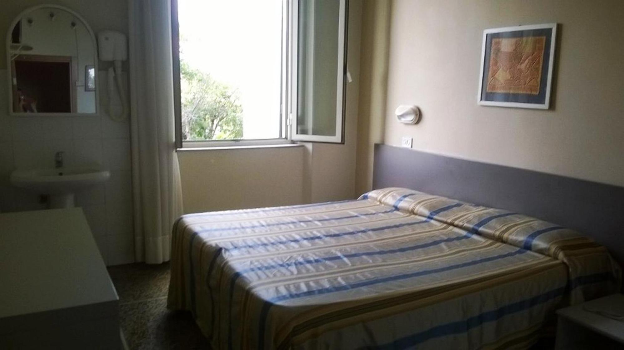 Hotel Moderno Pisa Habitación foto