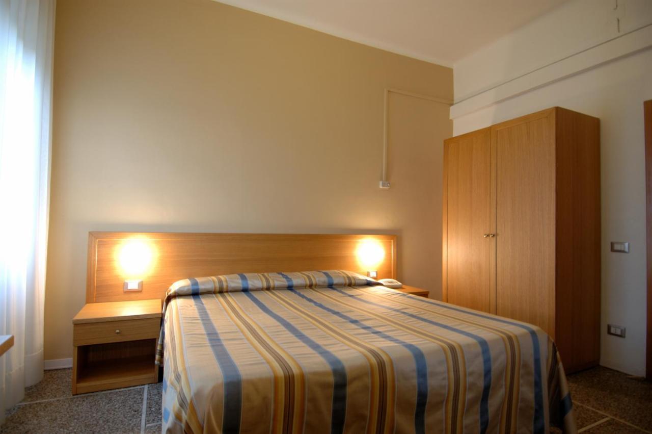 Hotel Moderno Pisa Habitación foto